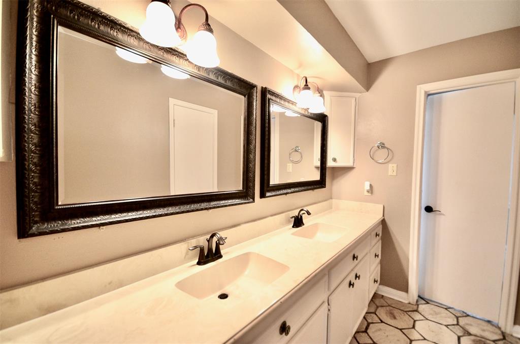403 1 Longview Drive, Sugar Land, Texas 77478, 3 Bedrooms Bedrooms, 9 Rooms Rooms,2 BathroomsBathrooms,Single-family,For Sale,Longview,72786936