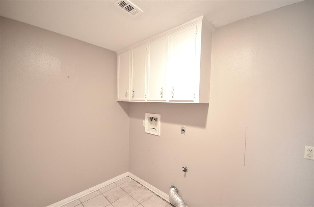 403 1 Longview Drive, Sugar Land, Texas 77478, 3 Bedrooms Bedrooms, 9 Rooms Rooms,2 BathroomsBathrooms,Single-family,For Sale,Longview,72786936