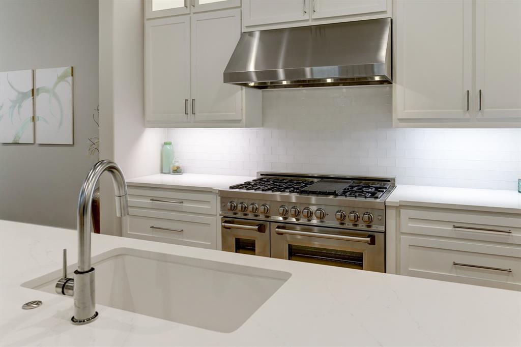 306 3 Asbury Street, Houston, Texas 77007, 3 Bedrooms Bedrooms, 10 Rooms Rooms,3 BathroomsBathrooms,Single-family,For Sale,Asbury,65574597