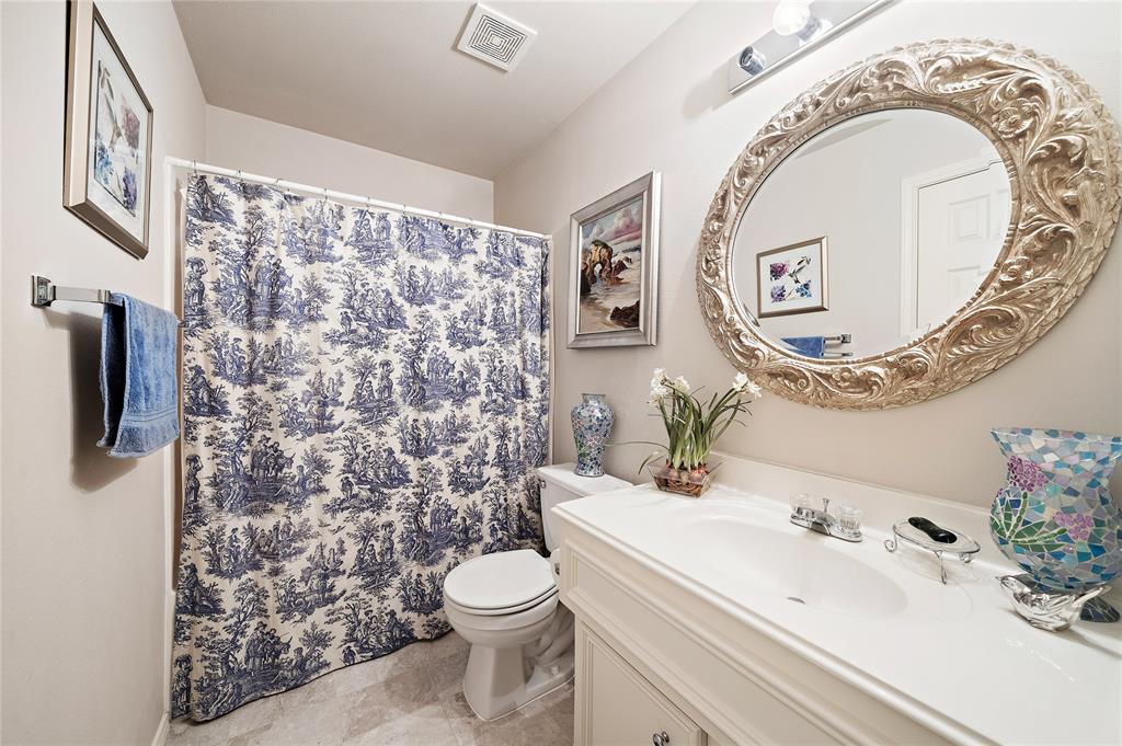 Secondary full bathroom with direct access from the second bedroom and marble flooring.