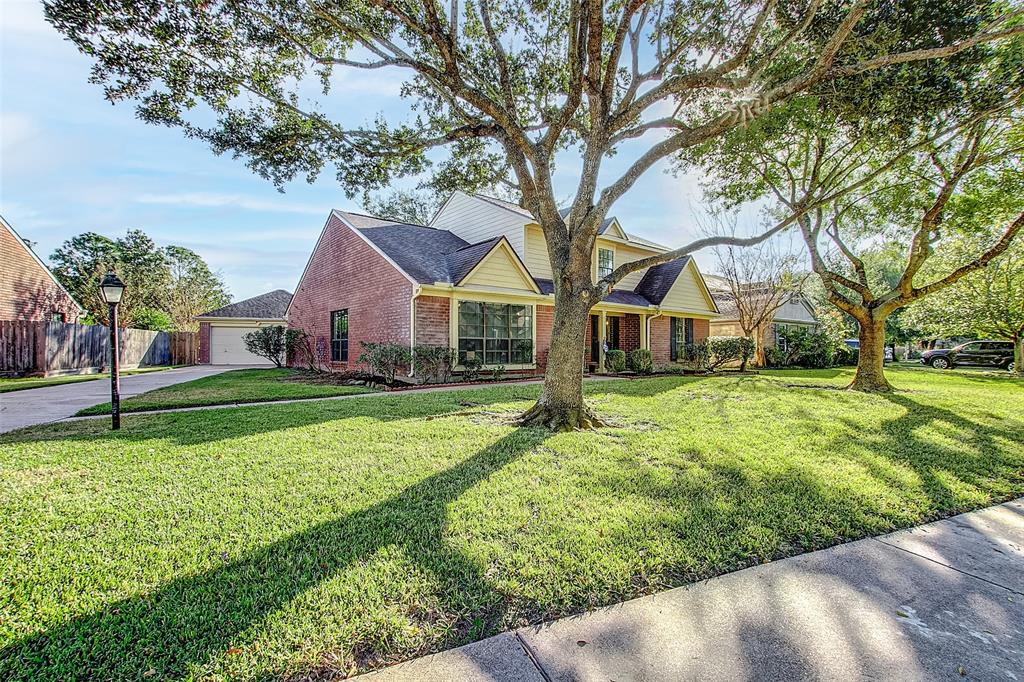 9211 2 Havencrest Drive, Houston, Texas 77083, 4 Bedrooms Bedrooms, 10 Rooms Rooms,2 BathroomsBathrooms,Single-family,For Sale,Havencrest,74057755