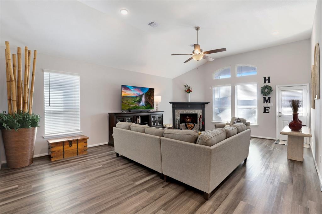 12713 1 Beacon Cove Drive, Texas City, Texas 77568, 4 Bedrooms Bedrooms, 7 Rooms Rooms,2 BathroomsBathrooms,Single-family,For Sale,Beacon Cove,81923567