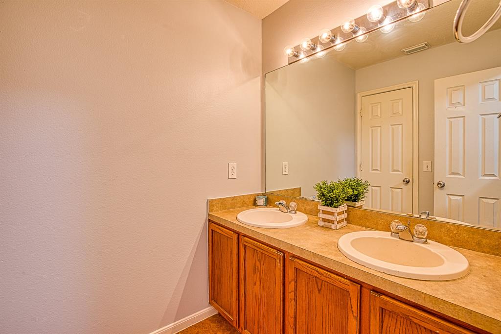 18222 2 Post Oak View Court, Humble, Texas 77346, 4 Bedrooms Bedrooms, 12 Rooms Rooms,2 BathroomsBathrooms,Single-family,For Sale,Post Oak View,89819445