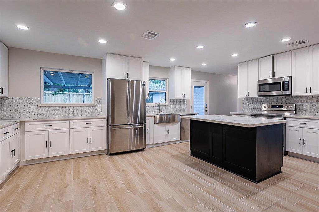 610 2 Walnut Bend Lane, Houston, Texas 77042, 4 Bedrooms Bedrooms, 4 Rooms Rooms,2 BathroomsBathrooms,Single-family,For Sale,Walnut Bend,78691608