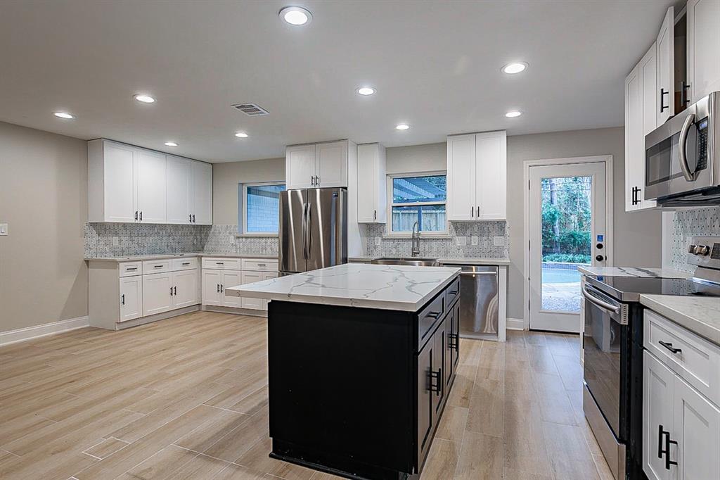 610 2 Walnut Bend Lane, Houston, Texas 77042, 4 Bedrooms Bedrooms, 4 Rooms Rooms,2 BathroomsBathrooms,Single-family,For Sale,Walnut Bend,78691608