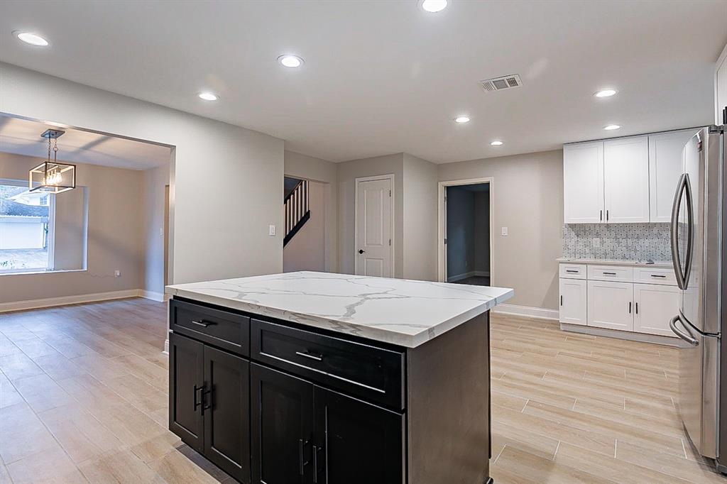 610 2 Walnut Bend Lane, Houston, Texas 77042, 4 Bedrooms Bedrooms, 4 Rooms Rooms,2 BathroomsBathrooms,Single-family,For Sale,Walnut Bend,78691608