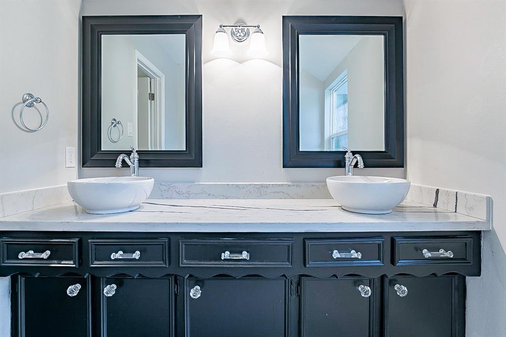 610 2 Walnut Bend Lane, Houston, Texas 77042, 4 Bedrooms Bedrooms, 4 Rooms Rooms,2 BathroomsBathrooms,Single-family,For Sale,Walnut Bend,78691608