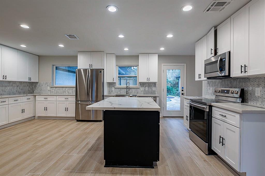 610 2 Walnut Bend Lane, Houston, Texas 77042, 4 Bedrooms Bedrooms, 4 Rooms Rooms,2 BathroomsBathrooms,Single-family,For Sale,Walnut Bend,78691608