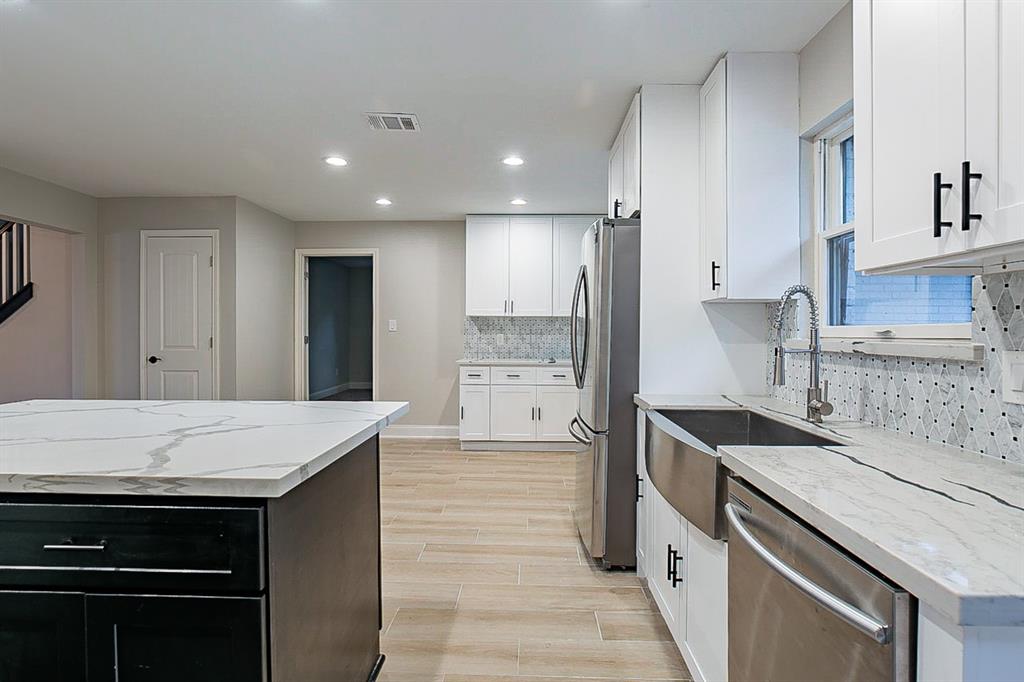 610 2 Walnut Bend Lane, Houston, Texas 77042, 4 Bedrooms Bedrooms, 4 Rooms Rooms,2 BathroomsBathrooms,Single-family,For Sale,Walnut Bend,78691608