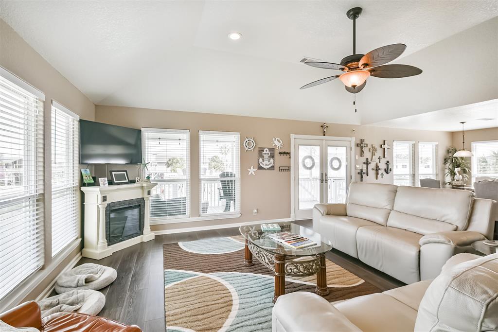 3811 1 Nueces Drive, Galveston, Texas 77554, 3 Bedrooms Bedrooms, 9 Rooms Rooms,2 BathroomsBathrooms,Single-family,For Sale,Nueces,77121327