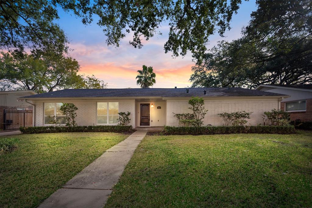 2619 1 Stoney Brook Drive, Houston, Texas 77063, 3 Bedrooms Bedrooms, 6 Rooms Rooms,2 BathroomsBathrooms,Single-family,For Sale,Stoney Brook,41741682