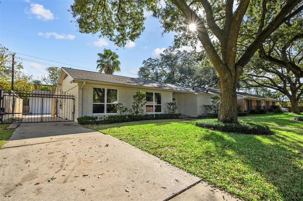 2619 1 Stoney Brook Drive, Houston, Texas 77063, 3 Bedrooms Bedrooms, 6 Rooms Rooms,2 BathroomsBathrooms,Single-family,For Sale,Stoney Brook,41741682