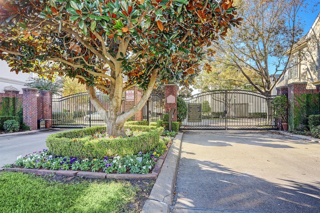 3239 2.5 Pemberton Circle Drive, Houston, Texas 77025, 4 Bedrooms Bedrooms, 7 Rooms Rooms,3 BathroomsBathrooms,Single-family,For Sale,Pemberton Circle,33991766