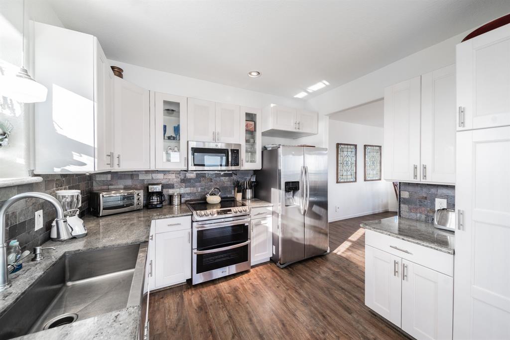 11207 2 Bernice Drive, Galveston, Texas 77554, 5 Bedrooms Bedrooms, 8 Rooms Rooms,3 BathroomsBathrooms,Single-family,For Sale,Bernice,56990668