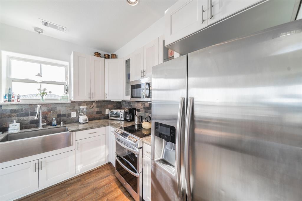 11207 2 Bernice Drive, Galveston, Texas 77554, 5 Bedrooms Bedrooms, 8 Rooms Rooms,3 BathroomsBathrooms,Single-family,For Sale,Bernice,56990668