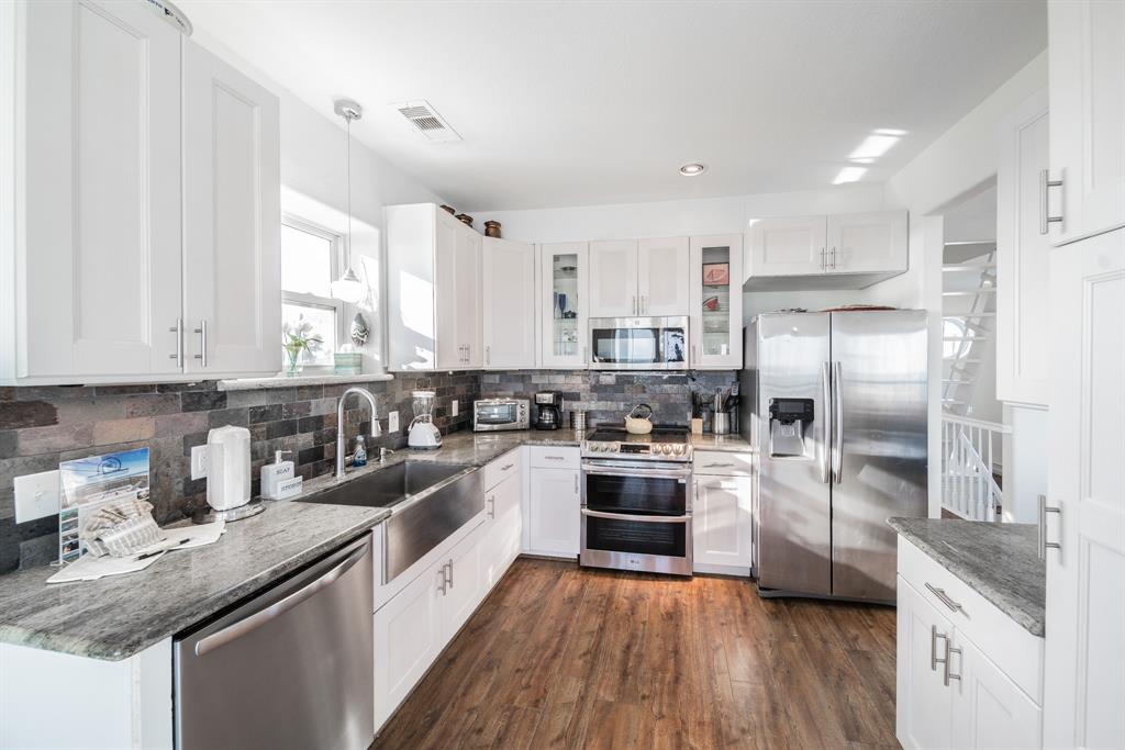 11207 2 Bernice Drive, Galveston, Texas 77554, 5 Bedrooms Bedrooms, 8 Rooms Rooms,3 BathroomsBathrooms,Single-family,For Sale,Bernice,56990668