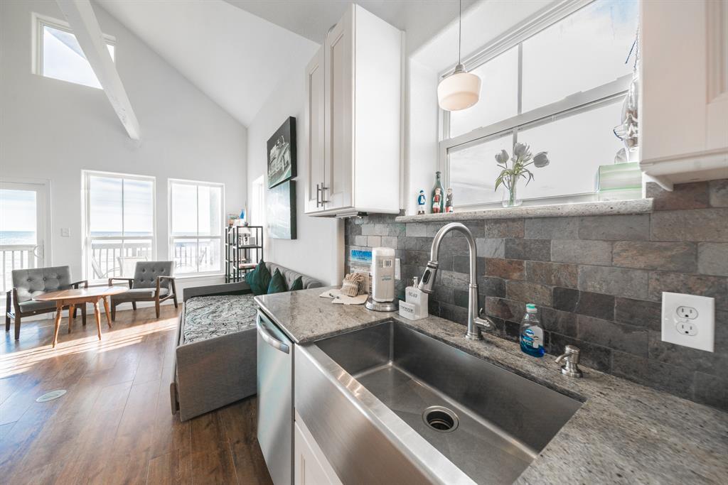 11207 2 Bernice Drive, Galveston, Texas 77554, 5 Bedrooms Bedrooms, 8 Rooms Rooms,3 BathroomsBathrooms,Single-family,For Sale,Bernice,56990668