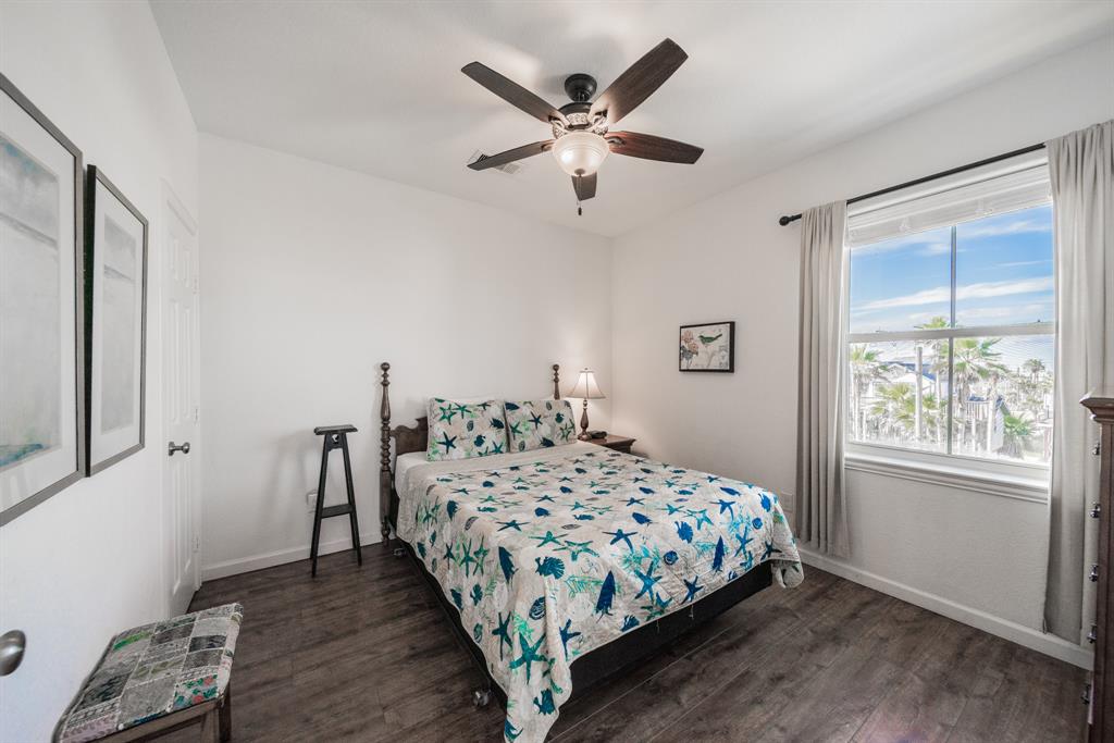 11207 2 Bernice Drive, Galveston, Texas 77554, 5 Bedrooms Bedrooms, 8 Rooms Rooms,3 BathroomsBathrooms,Single-family,For Sale,Bernice,56990668