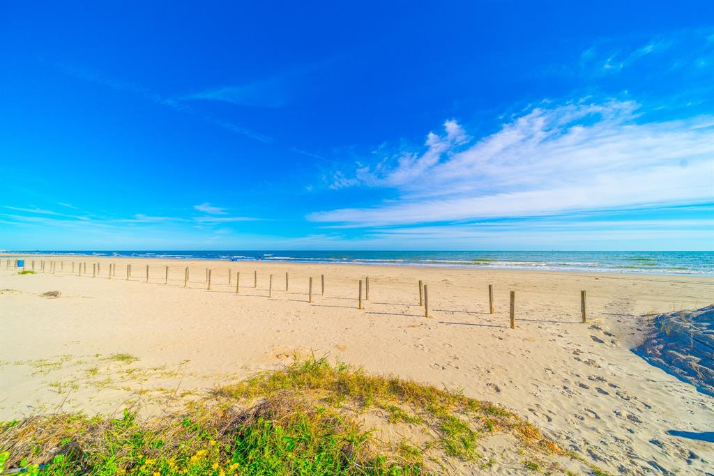 11207 2 Bernice Drive, Galveston, Texas 77554, 5 Bedrooms Bedrooms, 8 Rooms Rooms,3 BathroomsBathrooms,Single-family,For Sale,Bernice,56990668