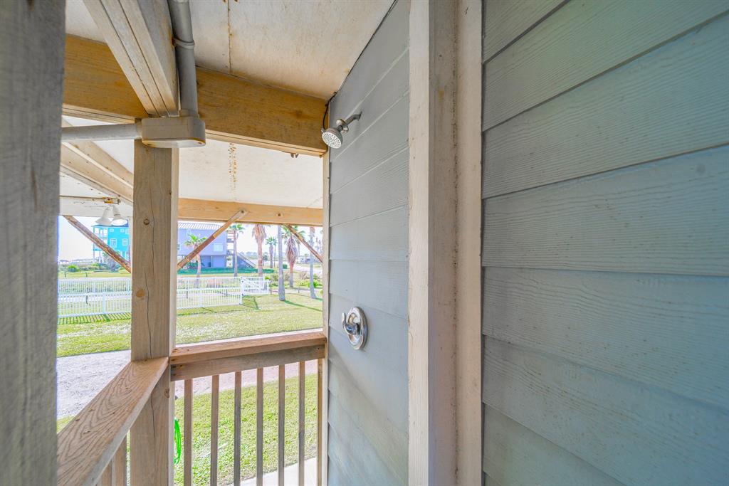 11207 2 Bernice Drive, Galveston, Texas 77554, 5 Bedrooms Bedrooms, 8 Rooms Rooms,3 BathroomsBathrooms,Single-family,For Sale,Bernice,56990668