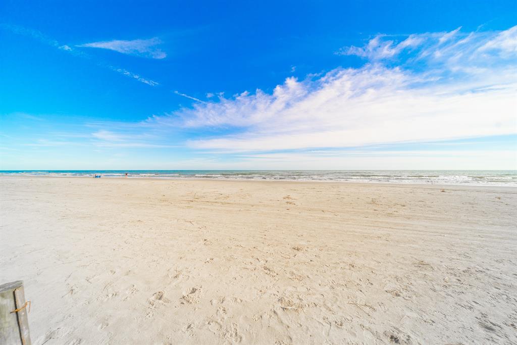 11207 2 Bernice Drive, Galveston, Texas 77554, 5 Bedrooms Bedrooms, 8 Rooms Rooms,3 BathroomsBathrooms,Single-family,For Sale,Bernice,56990668