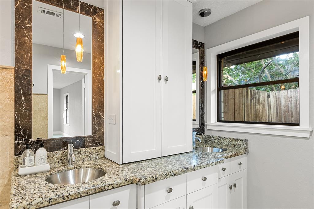 6423 1 Pineshade Lane, Houston, Texas 77008, 3 Bedrooms Bedrooms, 6 Rooms Rooms,2 BathroomsBathrooms,Single-family,For Sale,Pineshade,86186305