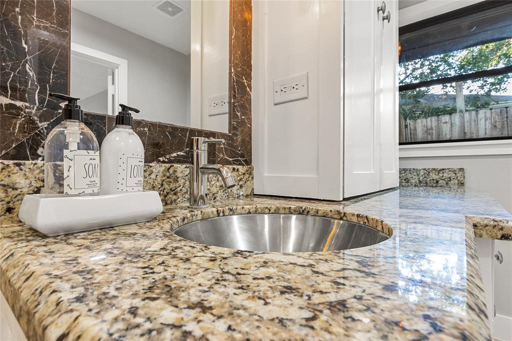 6423 1 Pineshade Lane, Houston, Texas 77008, 3 Bedrooms Bedrooms, 6 Rooms Rooms,2 BathroomsBathrooms,Single-family,For Sale,Pineshade,86186305