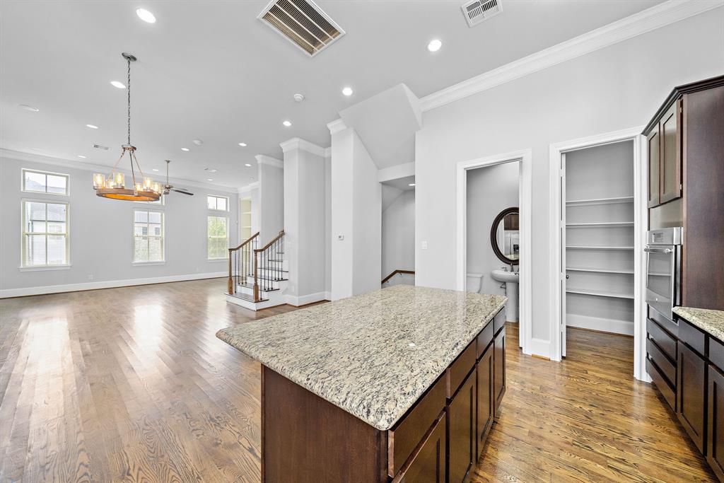 9623 3 Kings Cross Station, Houston, Texas 77045, 3 Bedrooms Bedrooms, 5 Rooms Rooms,3 BathroomsBathrooms,Single-family,For Sale,Kings Cross,55497808