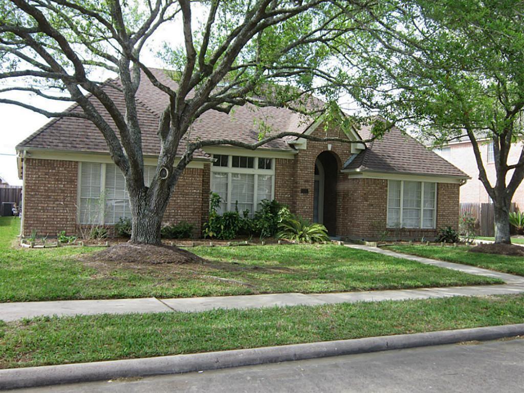 2132 Country Club Drive, Pearland, TX 77581