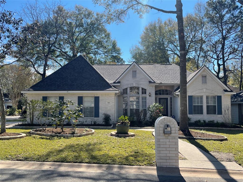 901 Katie Lane Conroe, Texas Nestled on a beautiful tree lined street, 901 Katie Lane is a great rental property, with a new stove, dishwasher, new roof, new floors & paint, and an updated bathroom, it is sure to move fast! Located on a corner site within the neighborhood of Park Place, enjoy easy proximity to 1-45 for commute and amenities. Enjoy a side entry garage, covered patio and fenced in yard, and neighbors to only one side.