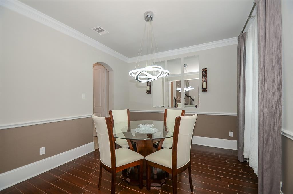 Formal dining room w/chair railing & crown moulding