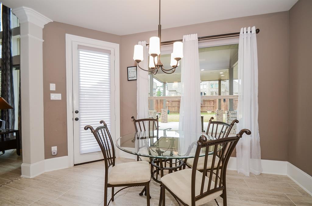 Charming breakfast nook w/patio access