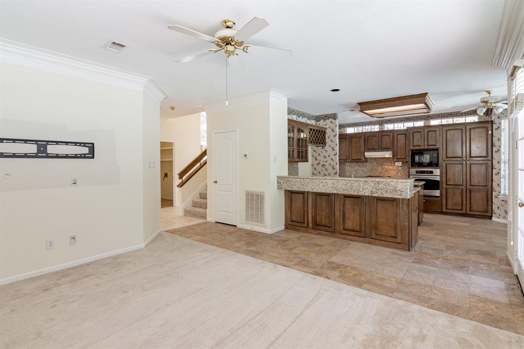 38 Larks Aire Place, The Woodlands, TX 77381