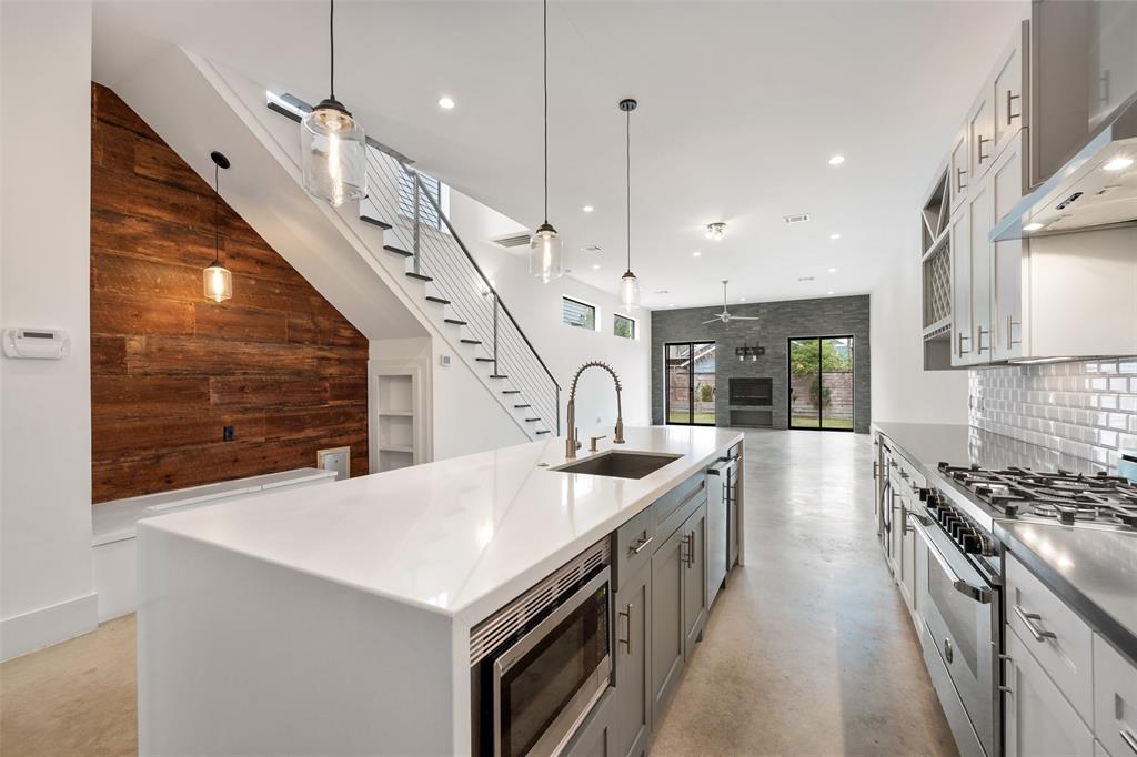 Beautiful, free standing home located in the heart of Sunset Heights. You're going to love the contemporary style and luxury finishes of this gorgeous home.