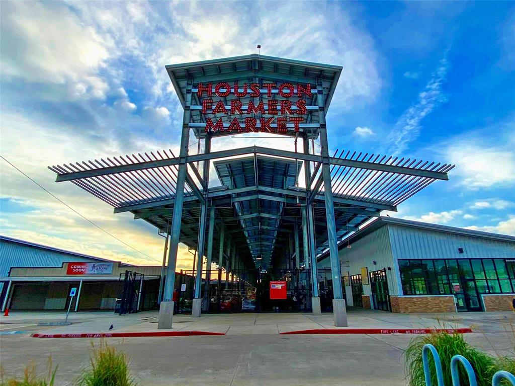 Located less than 3 block away, you will find the recently renovated Houston Farmer's Market. This new open market fresh produce and some great new restaurants, like Underbelly Burger.