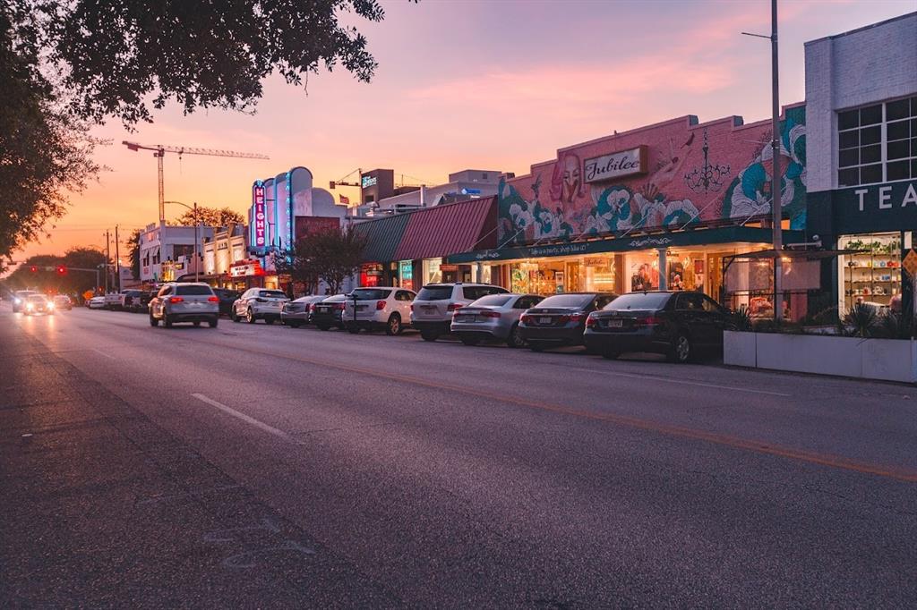 23rd Street is located just a 4 blocks away from the 19th Street shopping district. You will also find a Whole Foods and Kroger Grocery store nearby and some great restaurants within walking distance.