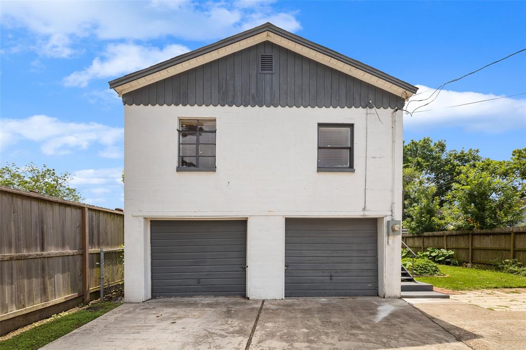 This garage apartment sits in the middle of a quiet three unit property which includes a 2/1 bungalow at the front and small one bedroom cottage at the back.