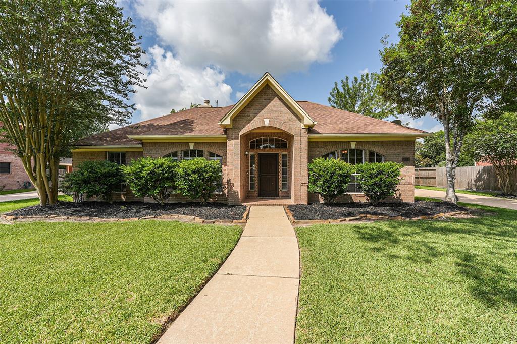 Homes for Sale in Friendswood TX with 3 Car Garage