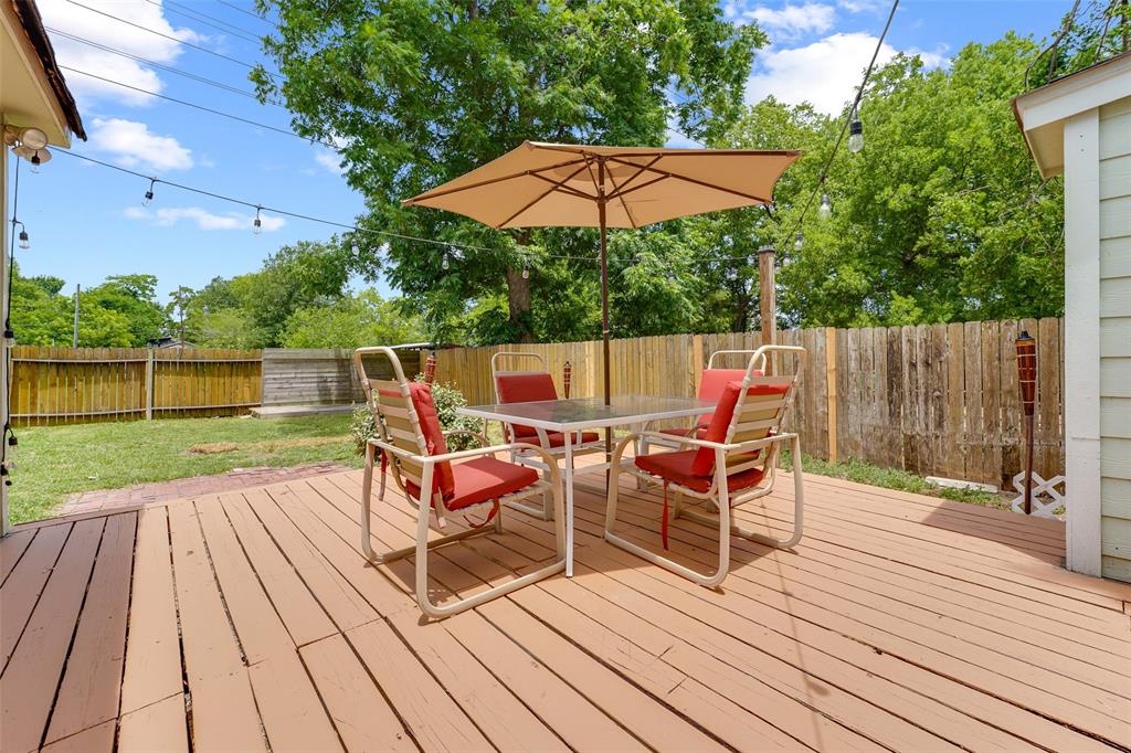 Great backyard deck for grilling, sunbathing, or having a cold beer from St. Arnold's brewery only a few blocks away.