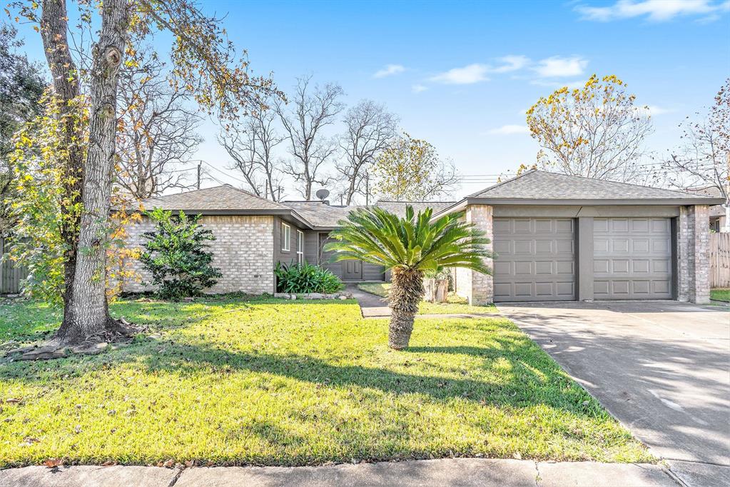 2850 English Colony Drive, Webster, TX 77598