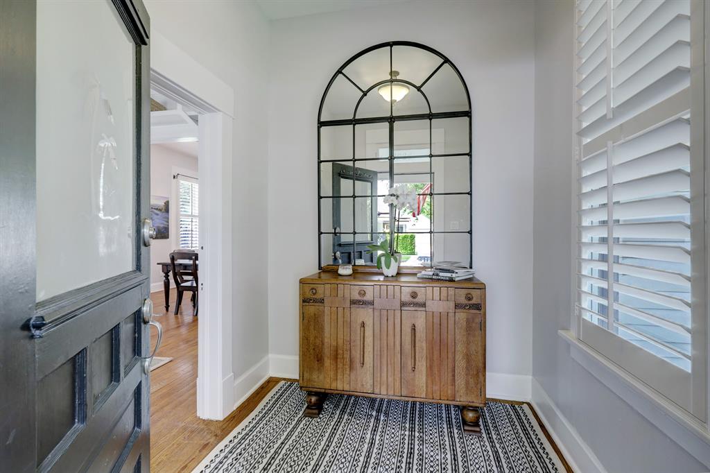 Inviting entry into this lovely home. As you walk in experience the dramatic 12ft ceilings.