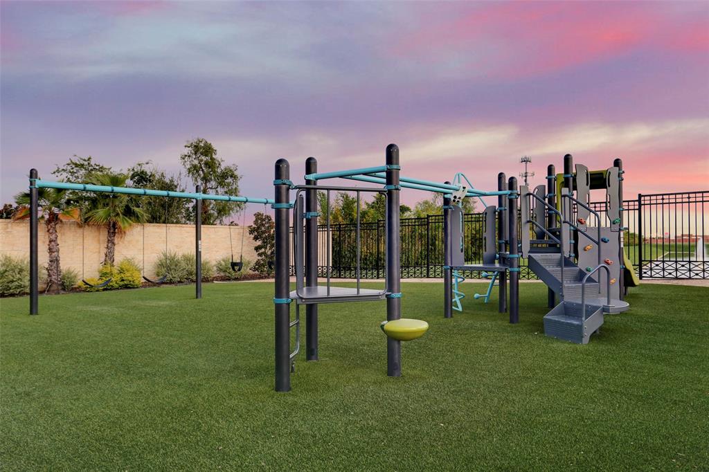 Located in the heart of the neighborhood, the children’s park is devoted to kids, families and play. The space includes traditional play features, a climbing wall and swings.