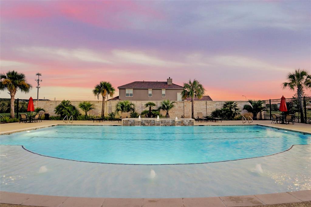 The outdoor neighborhood pool at The Parkway at Eldridge offers a luxury resort experience unlike any other, right in the heart of the Energy Corridor.