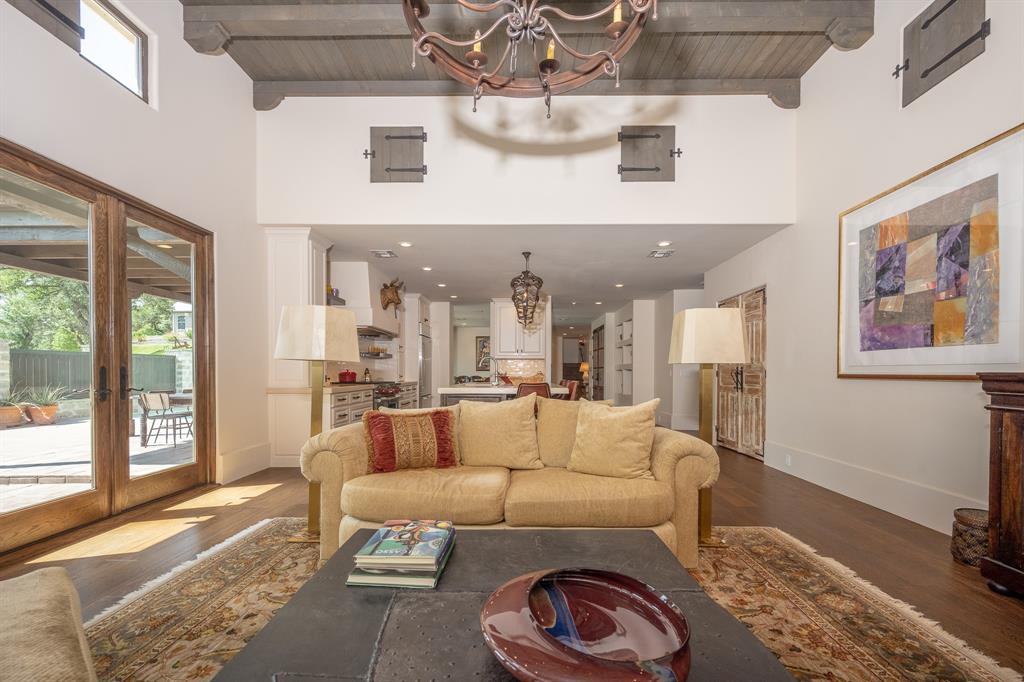 102 Delores, La Grange, TX 78945