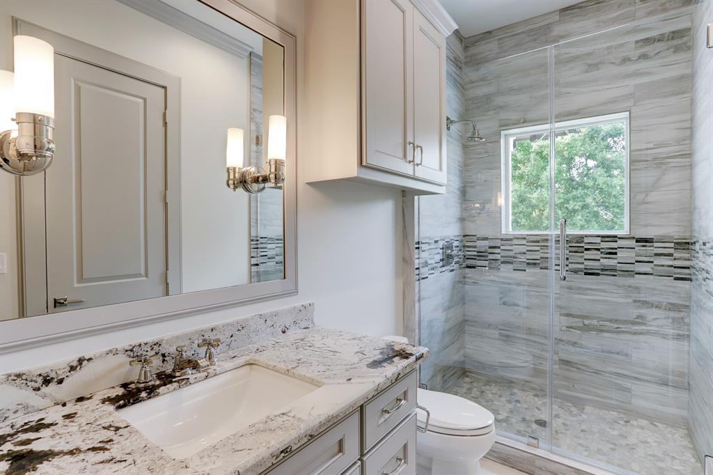 Upstairs en-suite bathroom overlooking backyard