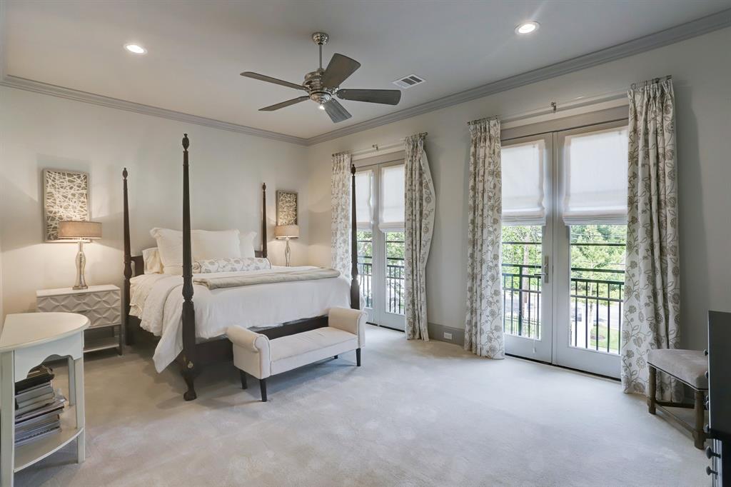 Upstairs Large en-suite bedroom with large closet