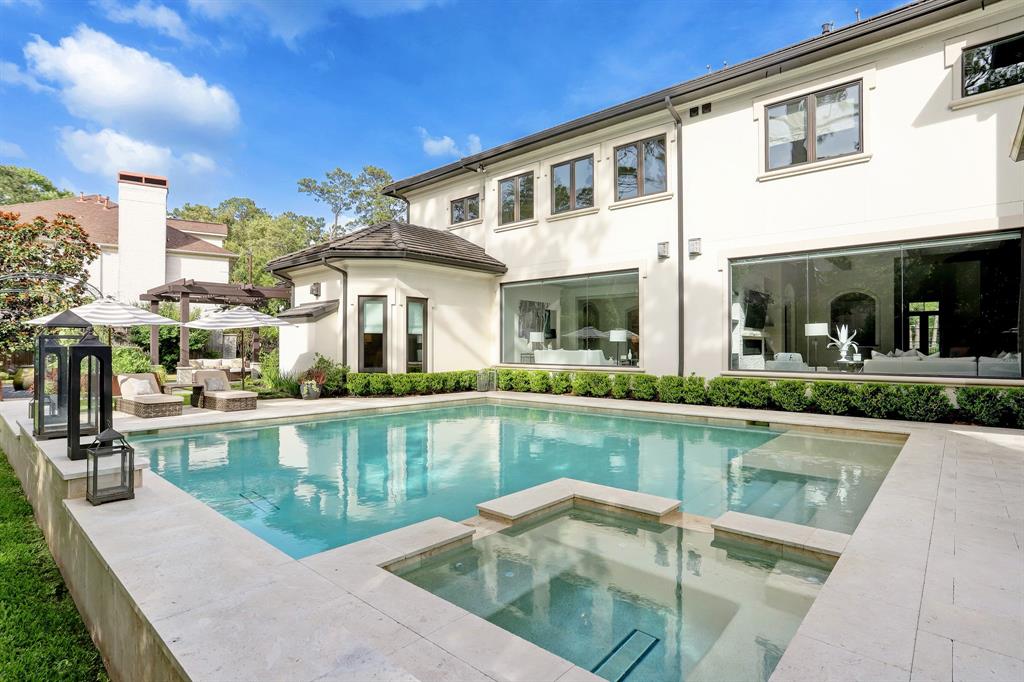 Magnificent pool and hot tub