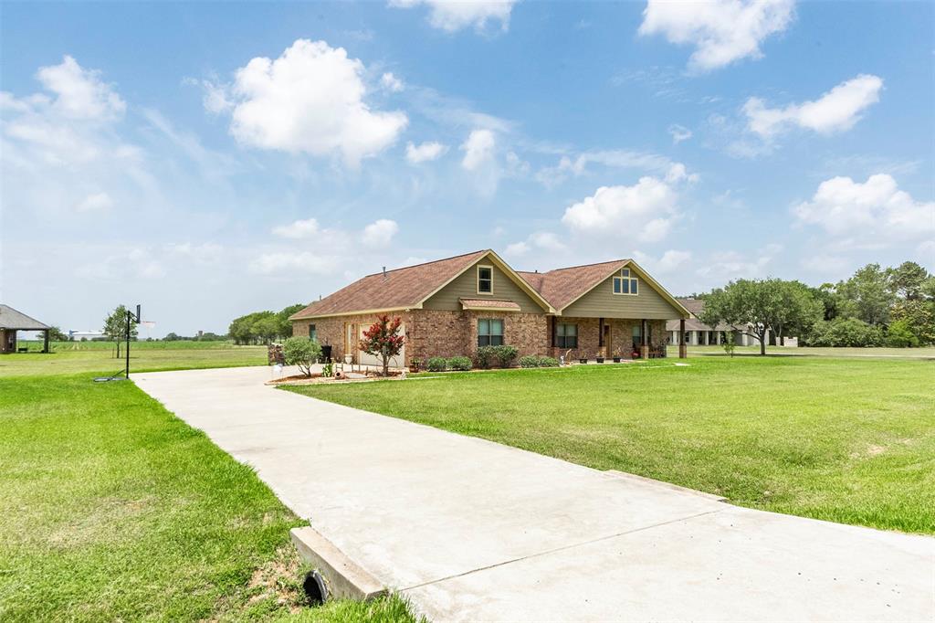 106 Whitewing Trail, El Campo, TX 77437