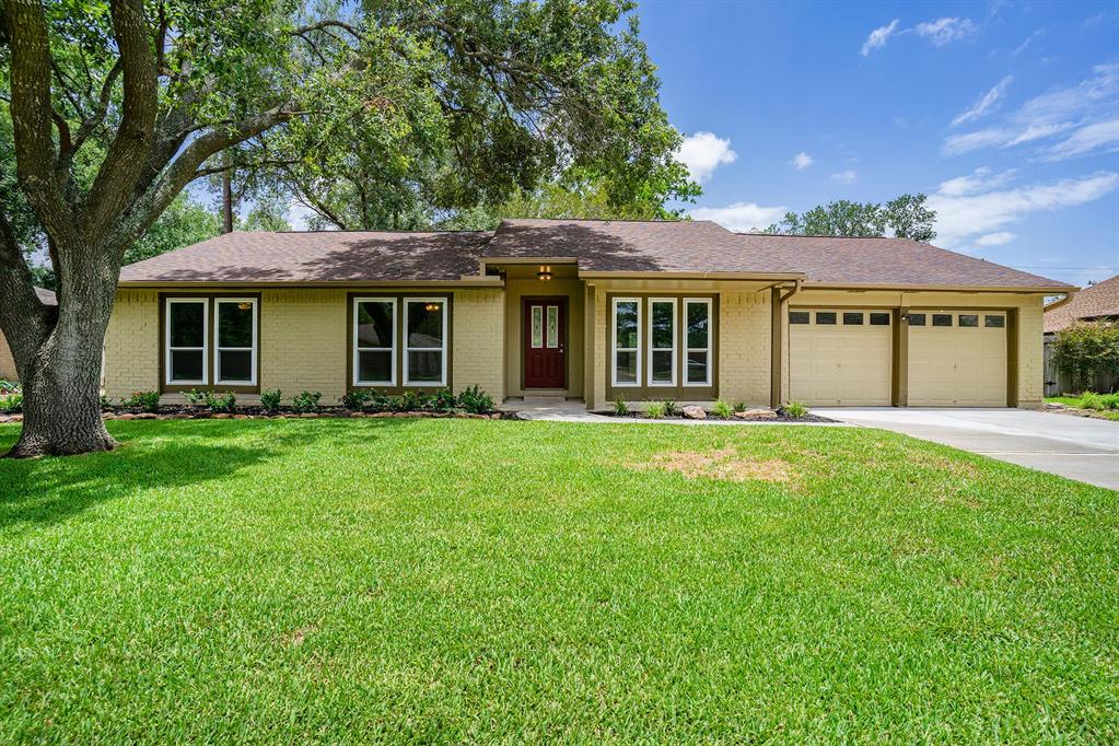 1008 Lost River Drive, Friendswood, TX 77546