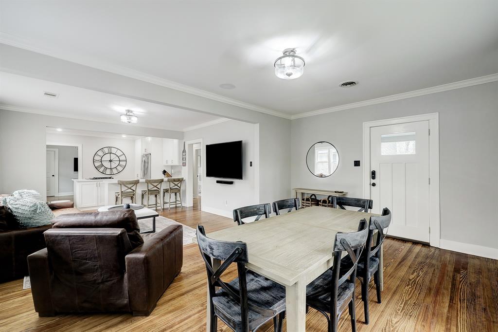 The floor plan lends itself so well to amply sized furniture and various options for living/dining layout, as well as space for an entry table for keys, bags, etc.